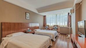 Escritorio, cortinas opacas, tabla de planchar con plancha y wifi gratis