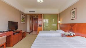Escritorio, cortinas opacas, tabla de planchar con plancha y wifi gratis