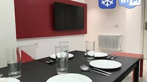 2 bedrooms, premium bedding, desk, blackout drapes