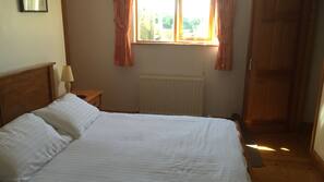 3 bedrooms, iron/ironing board, free cots/infant beds, free WiFi