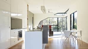 Full-sized fridge, microwave, oven, hob