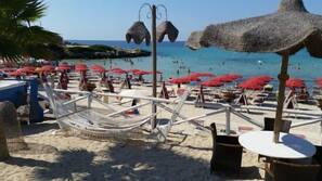 Una spiaggia nelle vicinanze