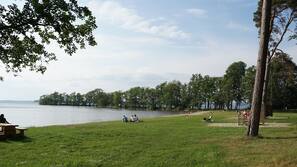 Aan het strand, roeien, vissen