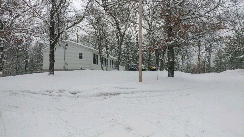 Unwind at Hilltop Cottage By Lake Margrethe Pet Friendlygame Room in