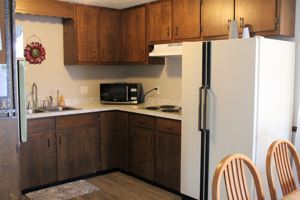 Unwind at Hilltop Cottage By Lake Margrethe Pet Friendlygame Room in