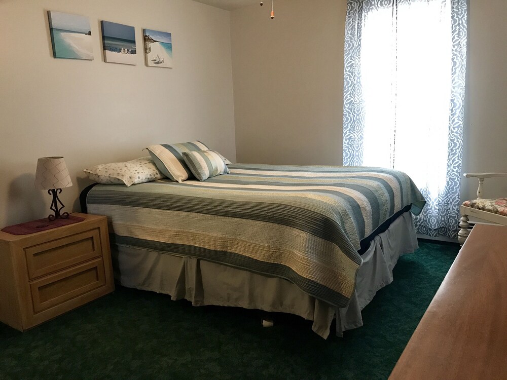 Unwind at Hilltop Cottage By Lake Margrethe Pet Friendlygame Room in