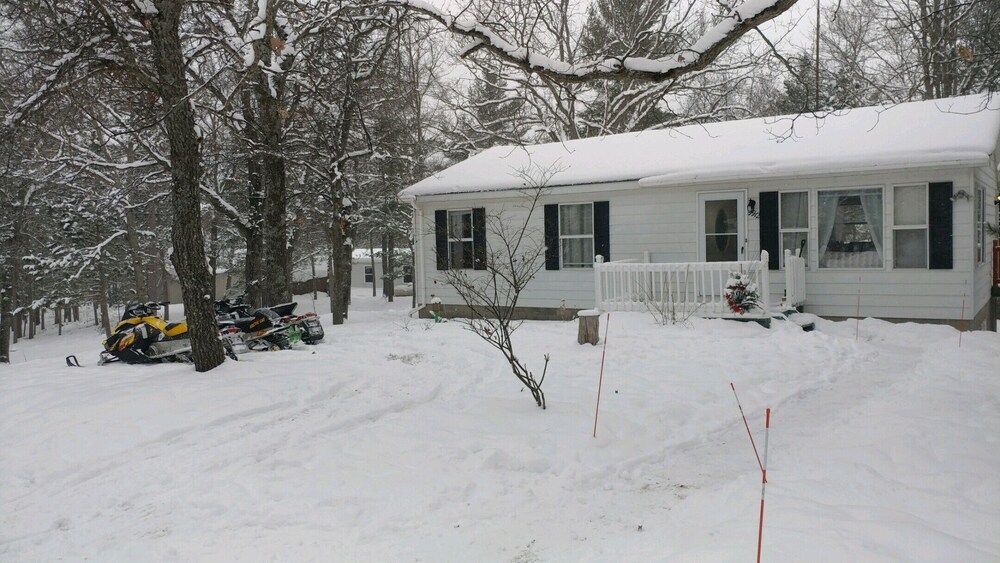 Unwind at Hilltop Cottage By Lake Margrethe Pet Friendlygame Room in