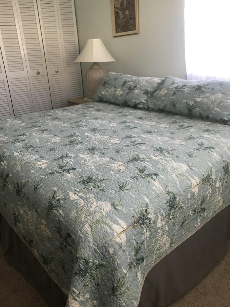 Cottage by the water with marina