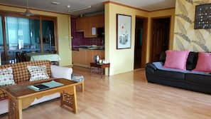 Flat-screen TV, heated floors