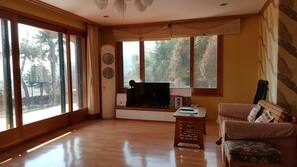 Flat-screen TV, heated floors