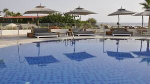 Piscina interna, 2 piscinas externas, guarda-sóis, espreguiçadeiras