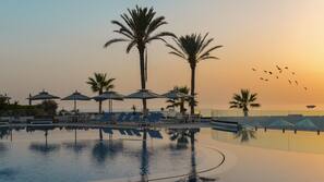 Piscina interna, 2 piscinas externas, guarda-sóis, espreguiçadeiras