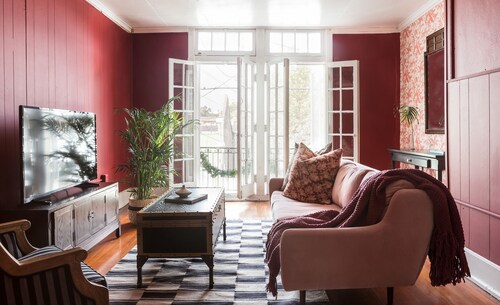 Check Expedia for Availability of Bright 2BR on Magazine Street by Sonder