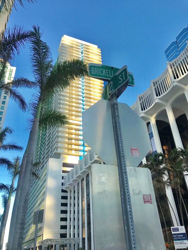 Brickell Bay Boardwalk - Waterfront Luxury Condo