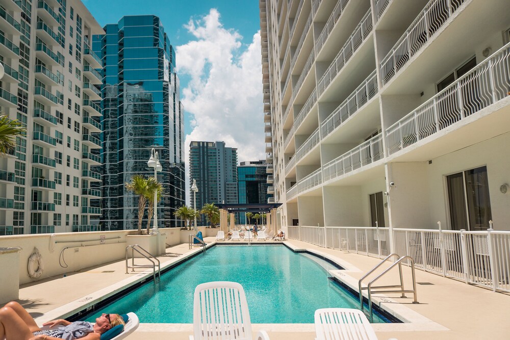 Brickell Bay Boardwalk - Waterfront Luxury Condo