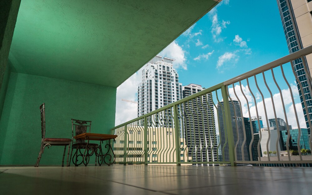 Brickell Bay Boardwalk - Waterfront Luxury Condo