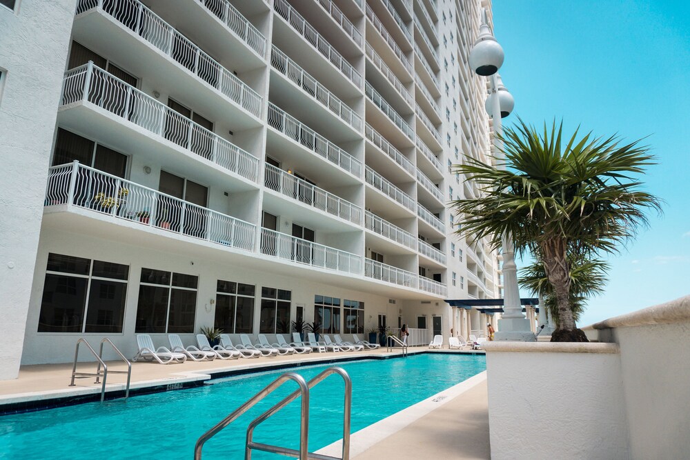 Brickell Bay Boardwalk - Waterfront Luxury Condo
