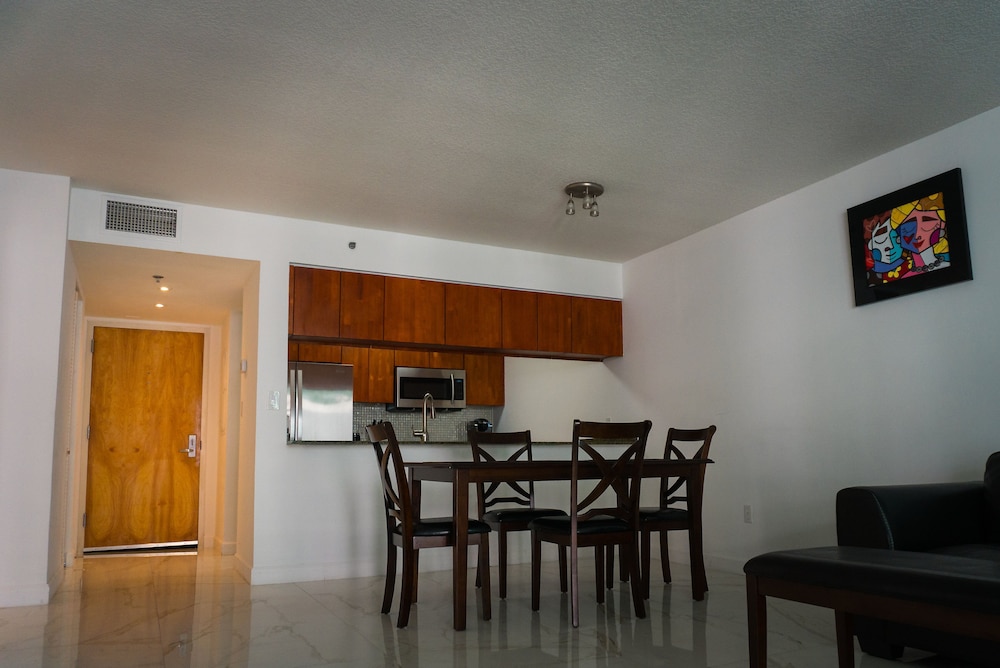 Brickell Bay Boardwalk - Waterfront Luxury Condo