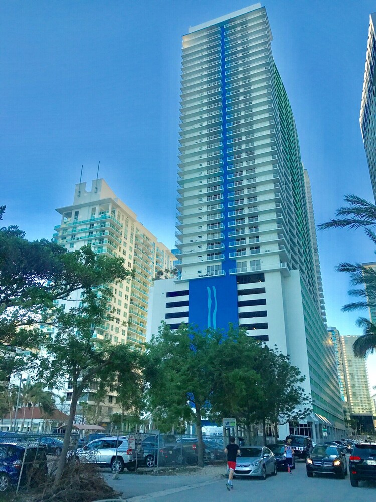 Brickell Bay Boardwalk - Waterfront Luxury Condo