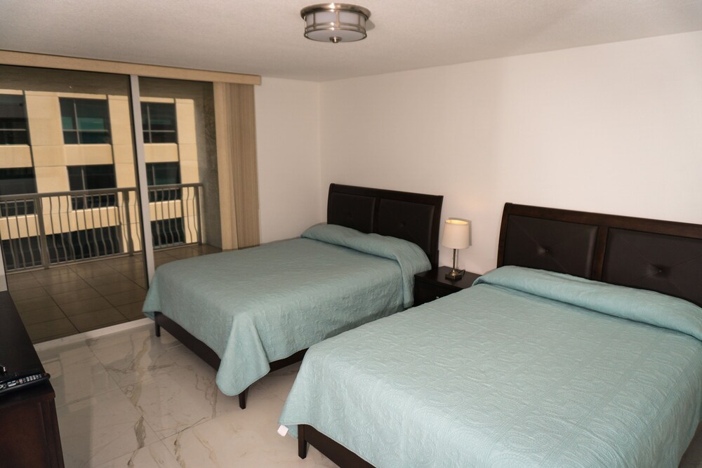 Brickell Bay Boardwalk - Waterfront Luxury Condo