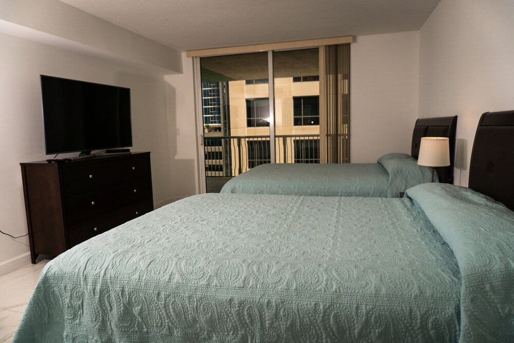 Brickell Bay Boardwalk - Waterfront Luxury Condo