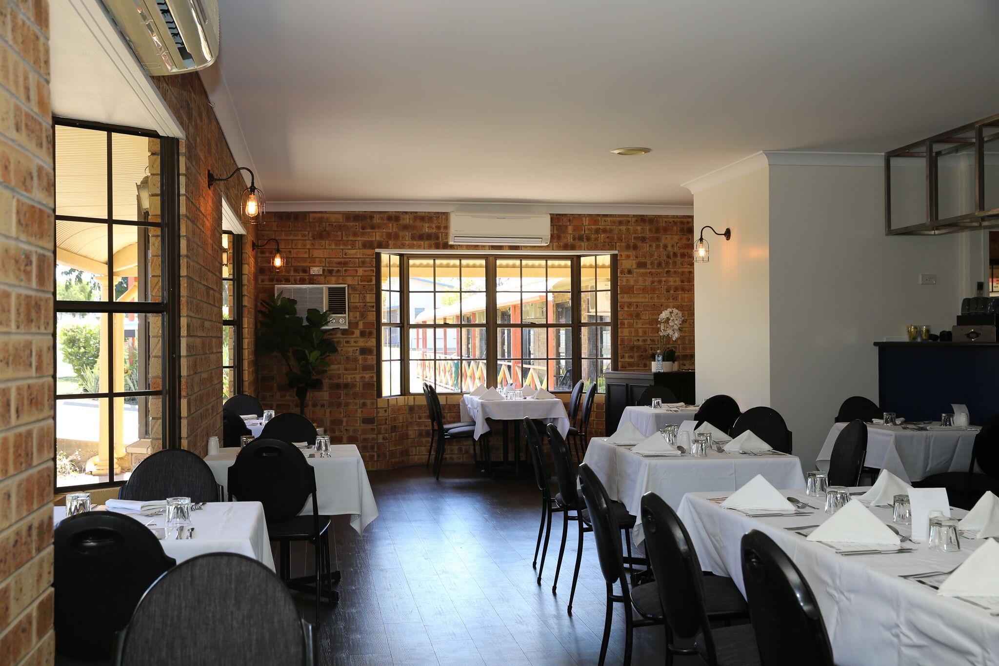 Clermont Country Motor Inn