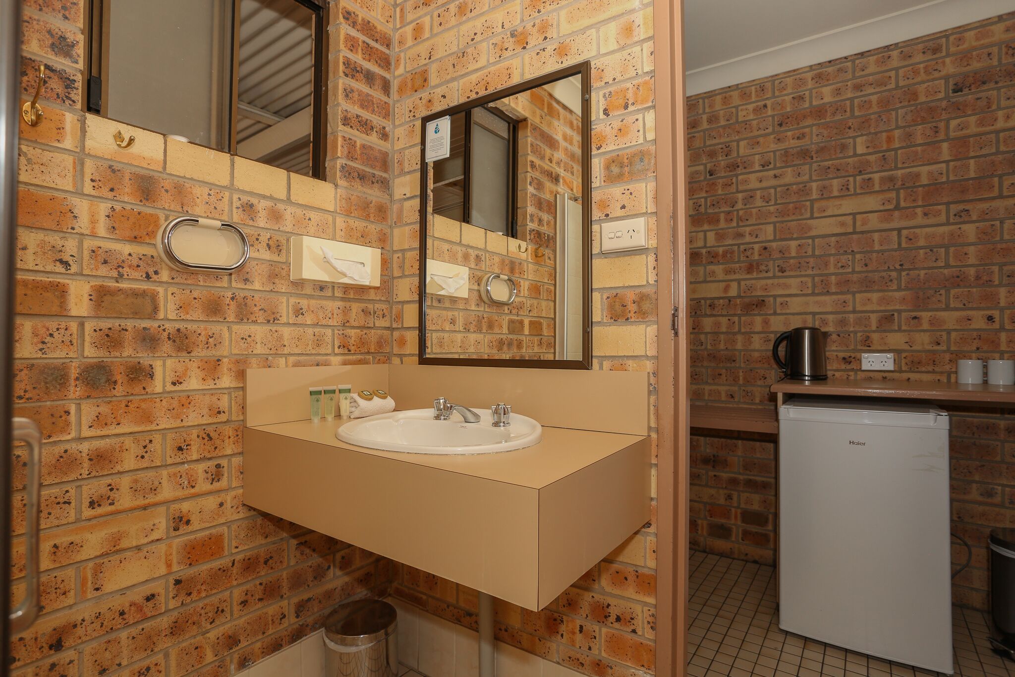 Clermont Country Motor Inn