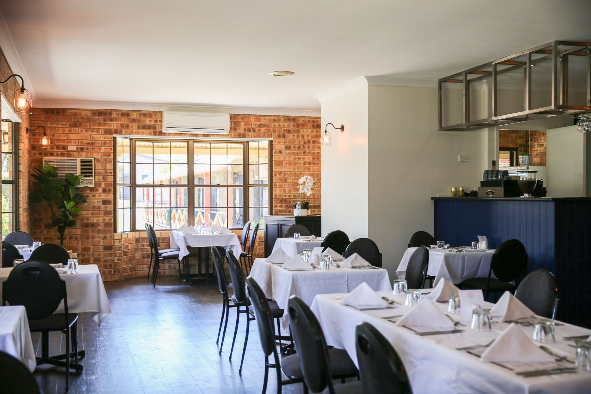 Clermont Country Motor Inn