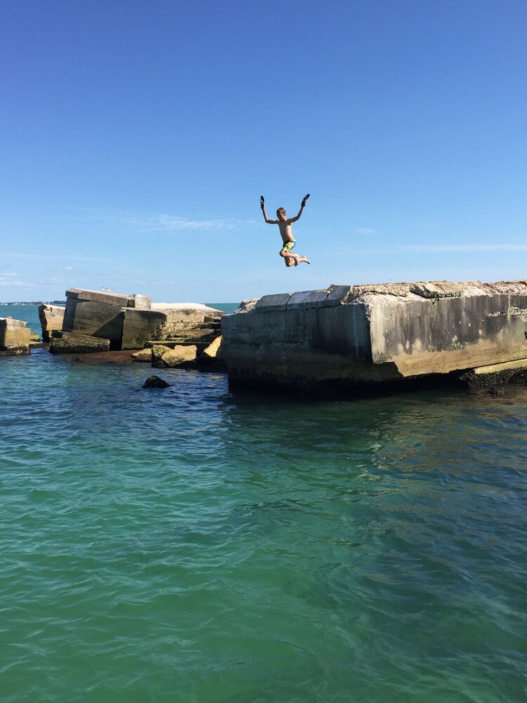 Riley's Retreat, 1 Bedroom Waterfront with Private Boat Dock and Beach Access