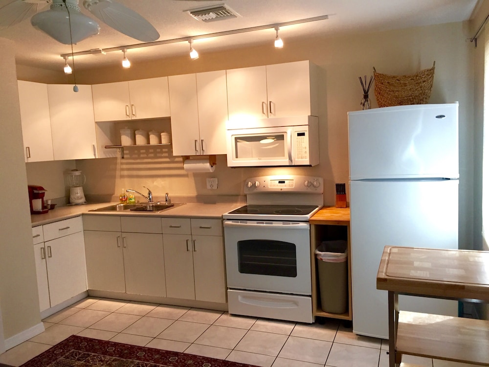 Riley's Retreat, 1 Bedroom Waterfront with Private Boat Dock and Beach Access