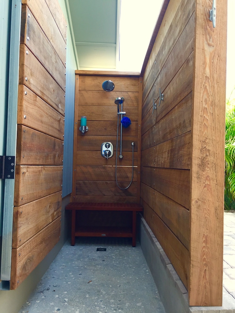 Riley's Retreat, 1 Bedroom Waterfront with Private Boat Dock and Beach Access