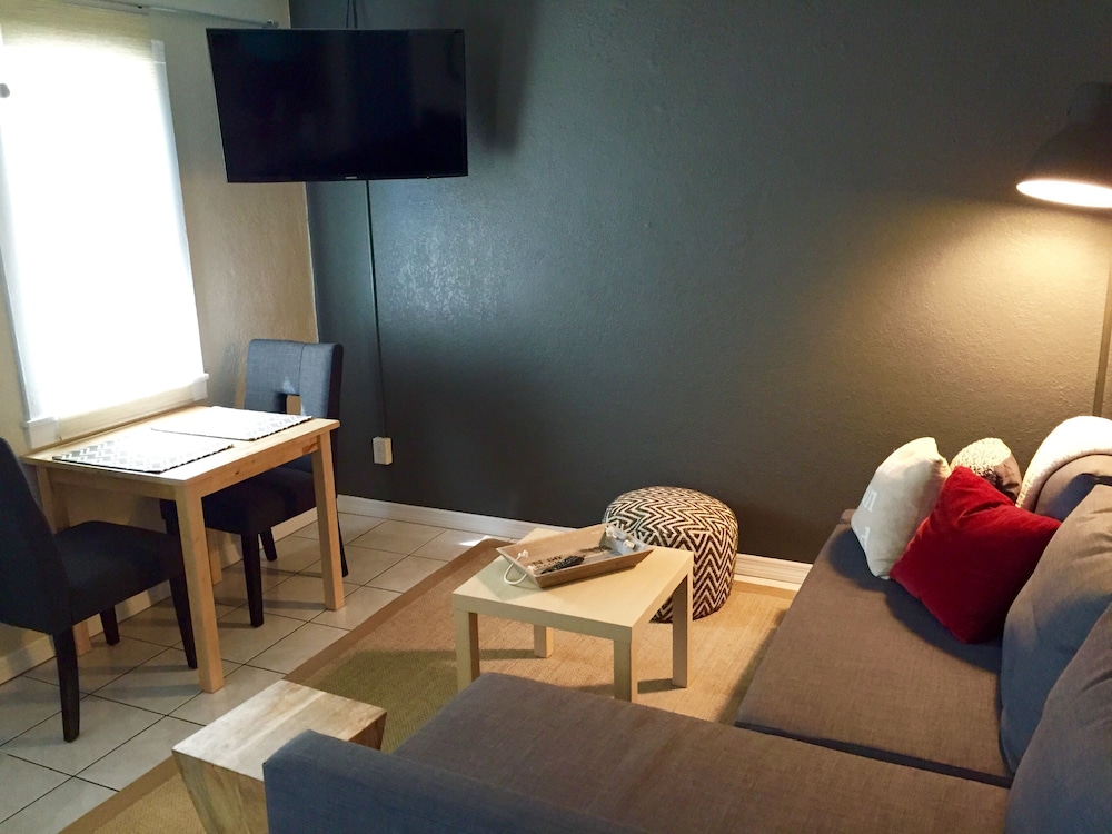 Riley's Retreat, 1 Bedroom Waterfront with Private Boat Dock and Beach Access