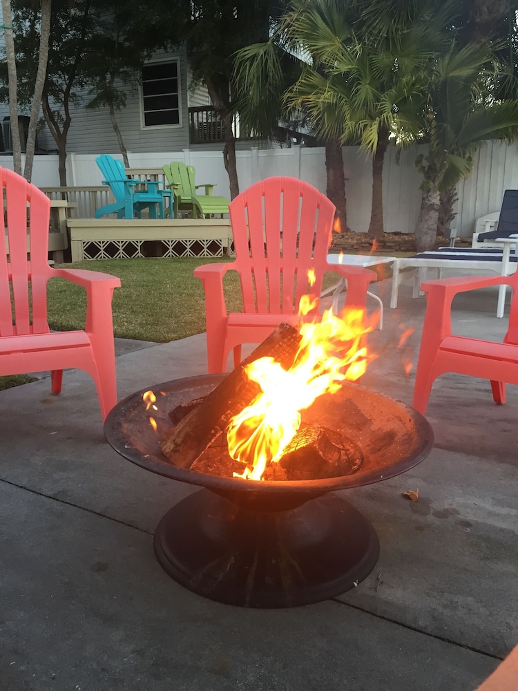 Riley's Retreat, 1 Bedroom Waterfront with Private Boat Dock and Beach Access