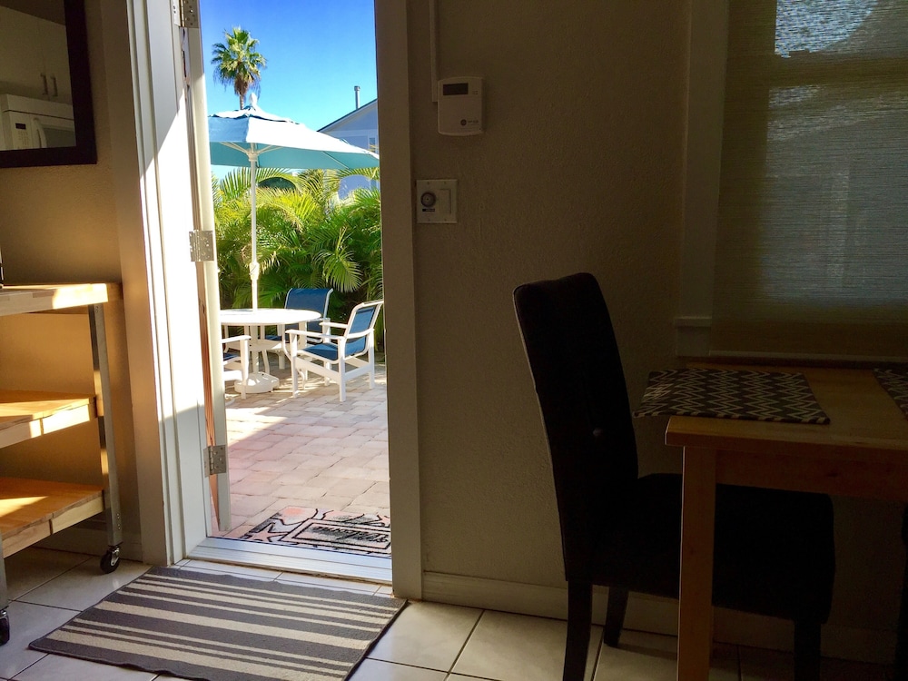 Riley's Retreat, 1 Bedroom Waterfront with Private Boat Dock and Beach Access