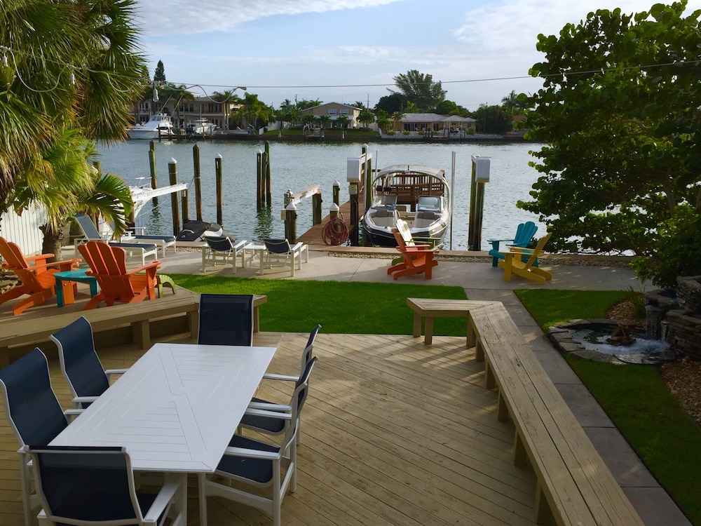 Riley's Retreat, 1 Bedroom Waterfront with Private Boat Dock and Beach Access