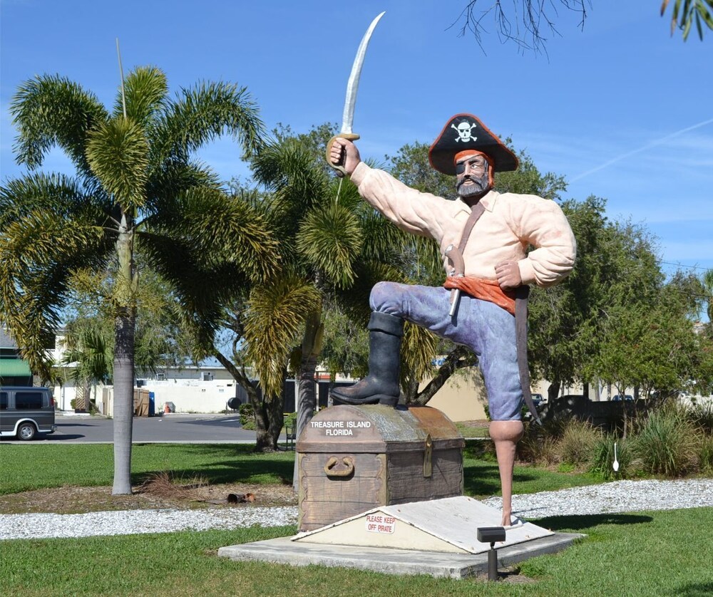 Riley's Retreat, 1 Bedroom Waterfront with Private Boat Dock and Beach Access