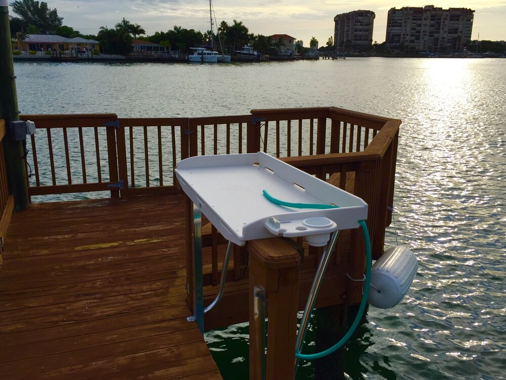 Riley's Retreat, 1 Bedroom Waterfront with Private Boat Dock and Beach Access