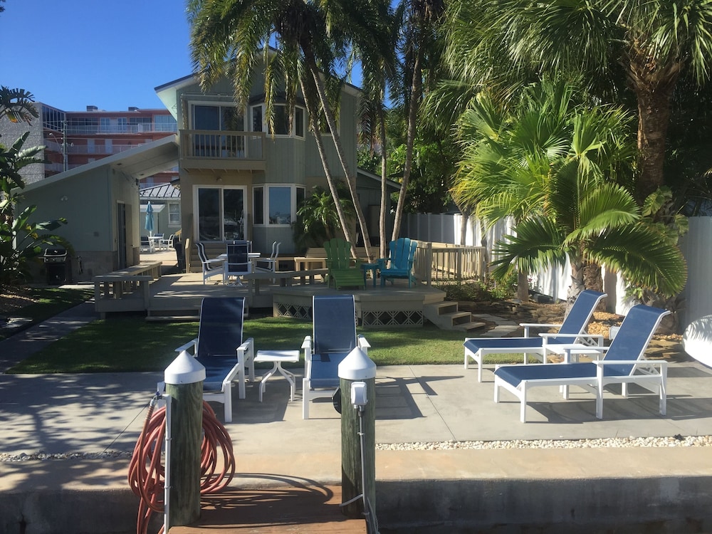 Riley's Retreat, 1 Bedroom Waterfront with Private Boat Dock and Beach Access
