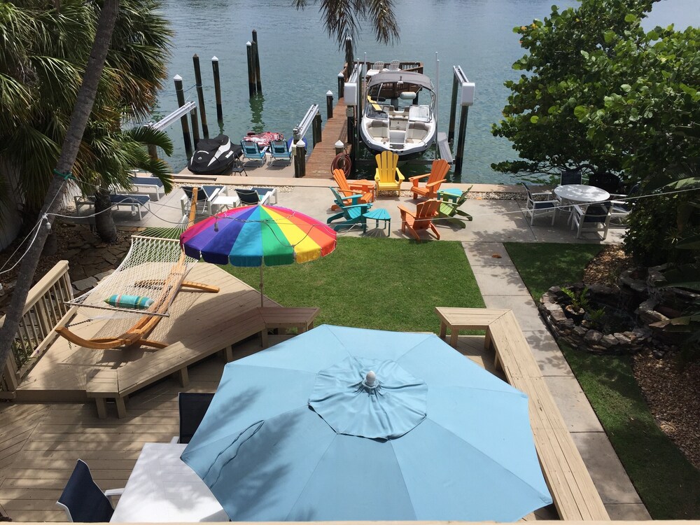 Riley's Retreat, 1 Bedroom Waterfront with Private Boat Dock and Beach Access