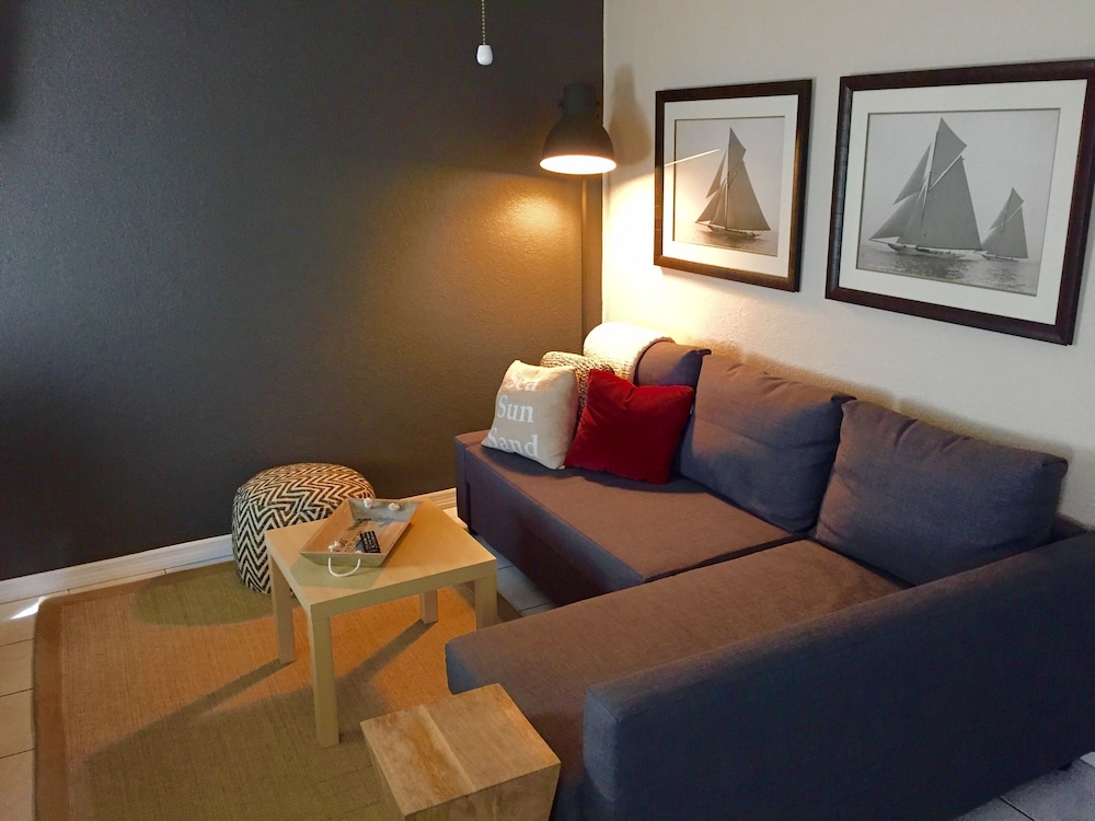 Riley's Retreat, 1 Bedroom Waterfront with Private Boat Dock and Beach Access