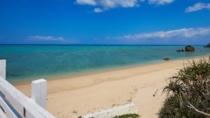 ใกล้ชายหาด, ทรายสีขาว