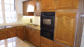 Full-sized fridge, microwave, oven, hob