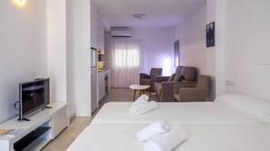 Escritorio, cortinas opacas, wifi gratis y ropa de cama