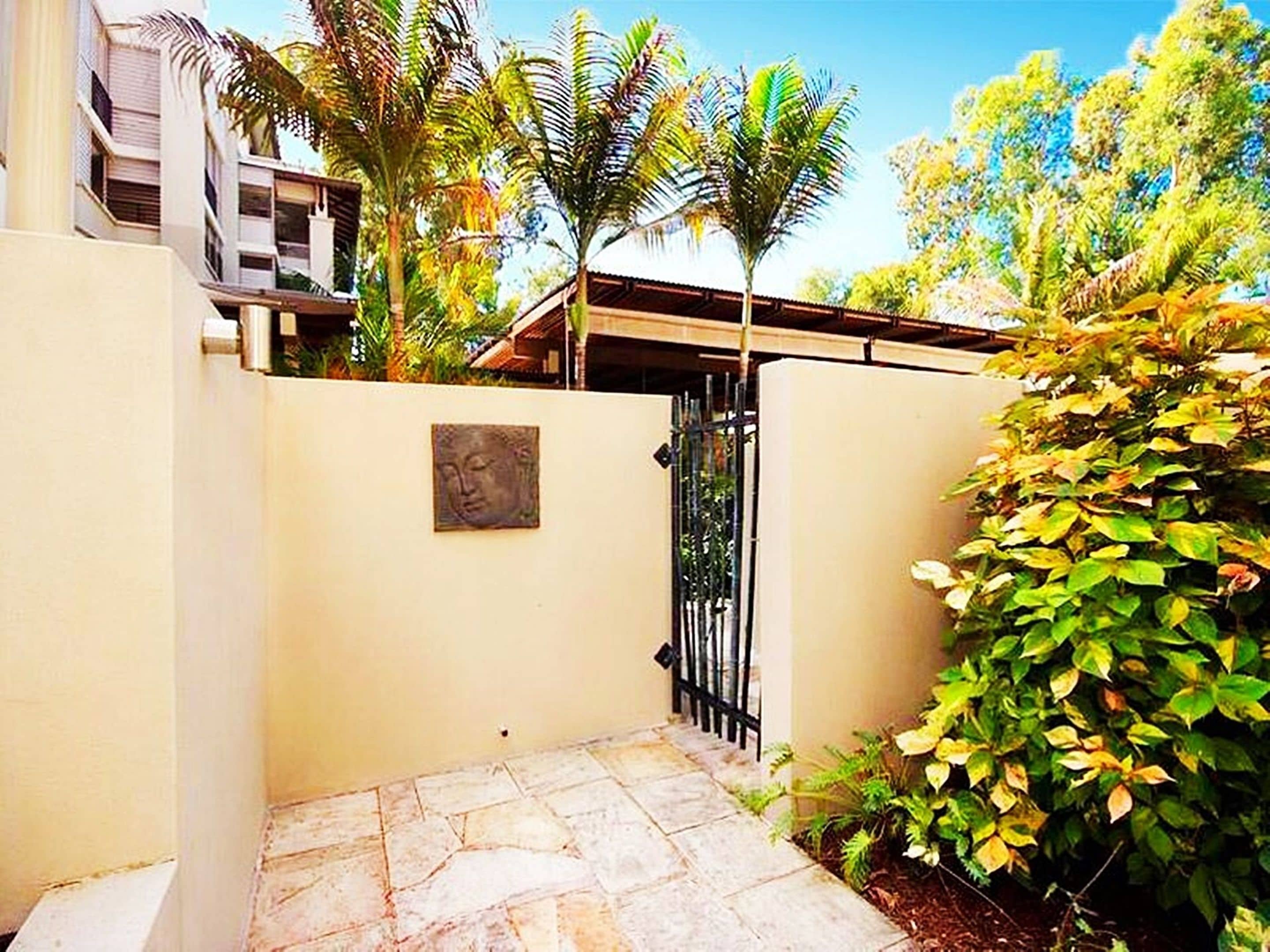 Temple 121 Palm Cove With Courtyard