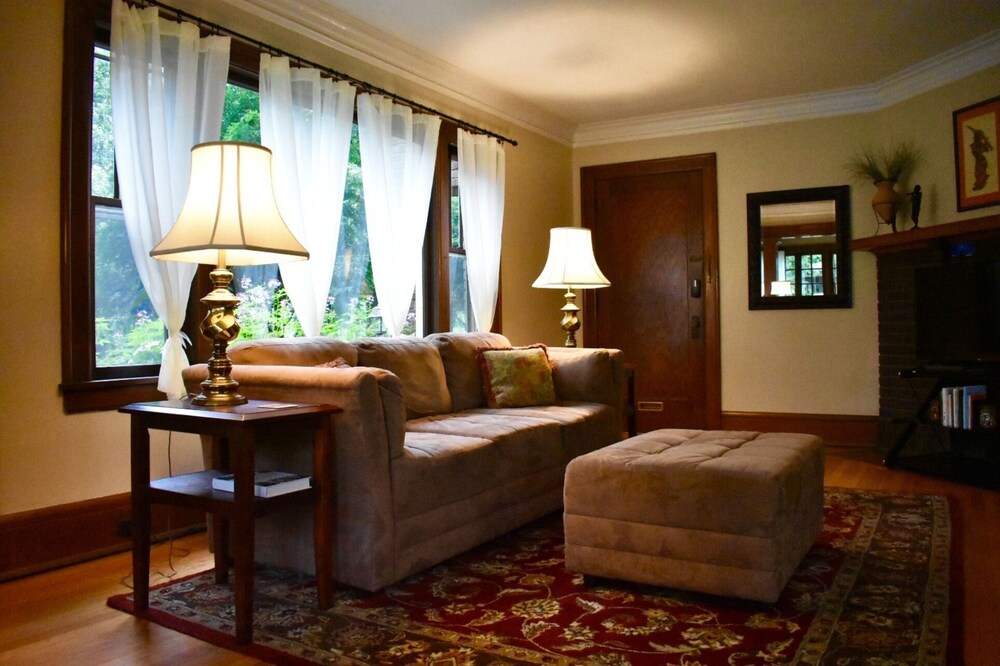 Uptown 3BR steps to Lake Calhoun, near Downtown&Mall of America, Garden