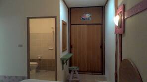Shower, free toiletries