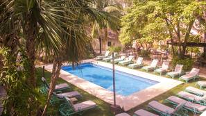 Piscine extérieure, chaises longues