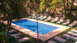 Piscine extérieure, chaises longues