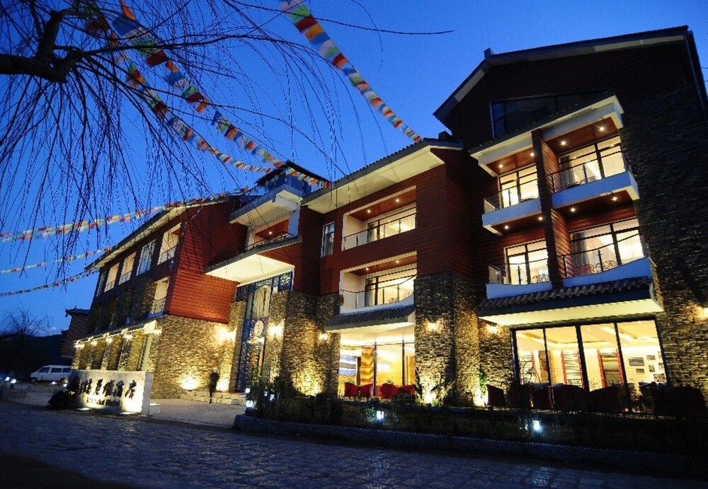 Lugu Lake Manidui Hotel In Lijiang China Expedia - 
