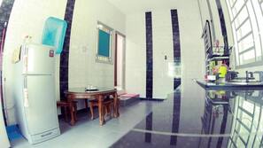 Full-sized fridge, microwave, hob, dishwasher